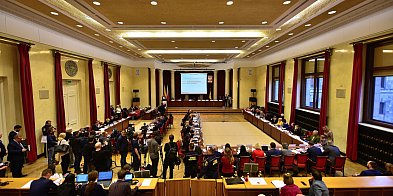 Nocna prohibicja. 14 dzielnic przeciwko. Kiedy decyzja rady miasta?-36562