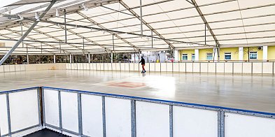 Ursynów: Lodowisko przy DOK już działa. Godziny otwarcia i cennik 2025-38142