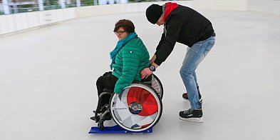 Lodowisko na Ursynowie otwarte nawet przy +10. Teraz także dla osób na wózkach-38439