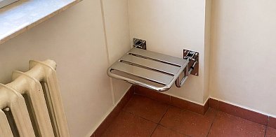 Krzesełka na półpiętrach dla seniorów. Nowy pomysł w spółdzielni na Ursynowie