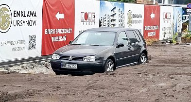 Absurd na Ursynowie. Auto uwięzione w enklawie obok "Enklawy"-36652