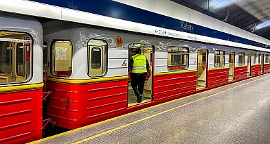 „Komando kanarów w metrze?”. Gorąca debata o zakazie leżenia na siedzeniach-37907