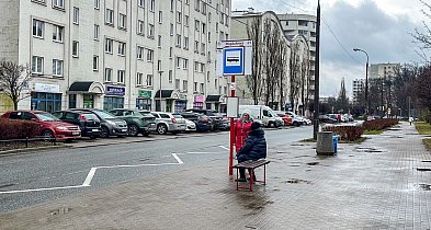 Wiaty były, zniknęły i… nie chcą ich oddać. Lanciego moknie, czekając na autobus-38532