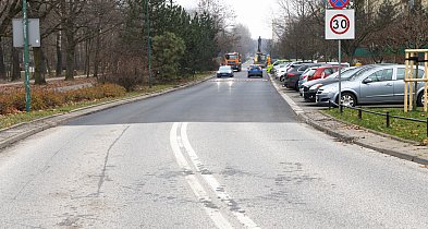 Nierówna nawierzchnia na Jeżewskiego. - Czy tak ma być? - pytają mieszkańcy-38592