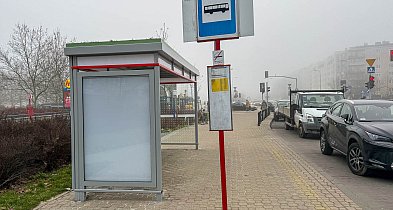Seniorzy na Lanciego mokną. Kabaty dostały wiatę dla... nocnego autobusu!-38688