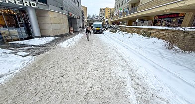"Można zęby wybić". Dzielnica nie radzi sobie z odśnieżaniem-39061