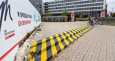 Betonowy próg po Multikinie niebezpieczny dla przechodniów. Kto go usunie?