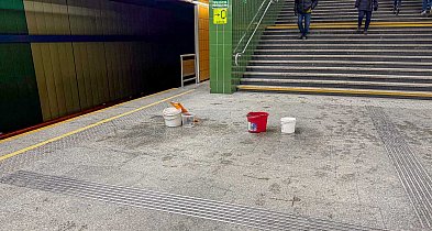 Wiadra na peronie stacji Imielin. Z sufitu metra na Ursynowie znów cieknie woda