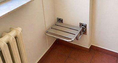 Krzesełka na półpiętrach dla seniorów. Nowy pomysł w spółdzielni na Ursynowie