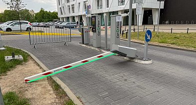 Incydent przy ratuszu. Szalony kierowca wyrwał szlaban