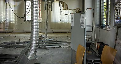 Demolka w urzędzie dzielnicy. Wrócą biurka na godziny