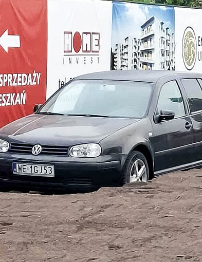 Absurd na Ursynowie. Auto uwięzione w enklawie obok "Enklawy"-36652