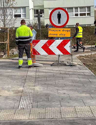 Remontują chodnik, mieszkańcy wieszczą fuszerkę. ZDM: To nie błąd, to etap remontu-37263