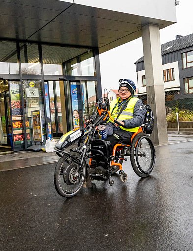 Spotkasz go przed Lidlem na Ursynowie. "Nie poddaję się i walczę!"-37565