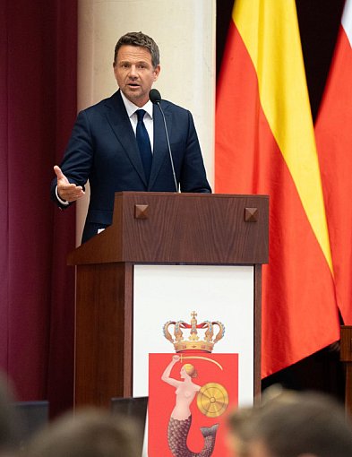 Prezydent Warszawy dostał maksymalną podwyżkę! Ile teraz zarabia?-37910