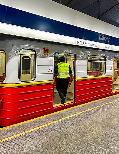 „Komando kanarów w metrze?”. Gorąca debata o zakazie leżenia na siedzeniach-37907