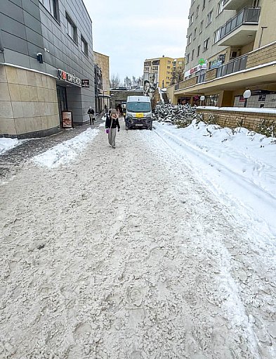 "Można zęby wybić". Dzielnica nie radzi sobie z odśnieżaniem-39061