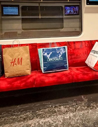 Chamstwo w metrze! "Torebka ważniejsza niż człowiek?"-39187