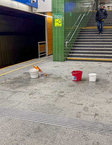 Wiadra na peronie stacji Imielin. Z sufitu metra na Ursynowie znów cieknie woda