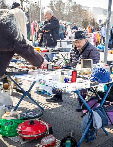 Tłumy na pierwszej ursynowskiej garażówce! "Burmistrz kupowałby tu"