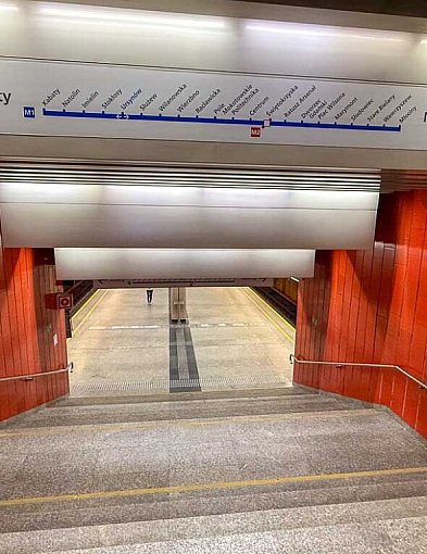 Metro jeździło tylko od Stokłosów. Trzy stacje na Ursynowie były zamknięte!