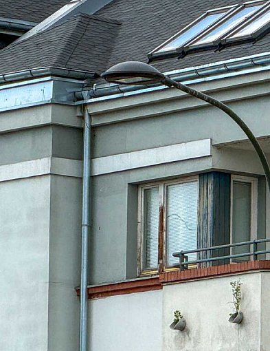 Zmiany na Ciszewskiego. Nowe latarnie i... niczyje słupy