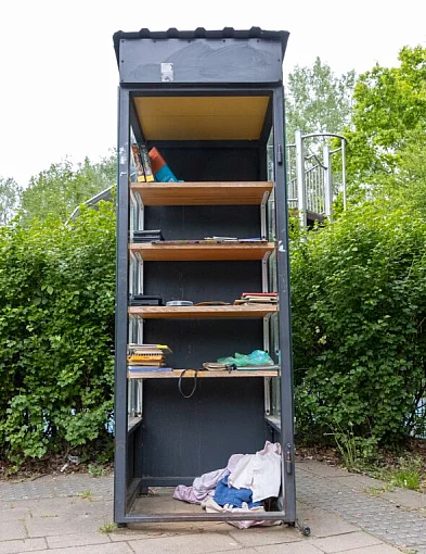 Biblioteczki plenerowe zamieniają się w... składowisko starej odzieży