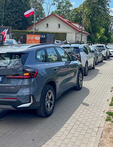 Kierowcy blokują chodnik na Ludwinowskiej. Ratusz: Słupków nie będzie