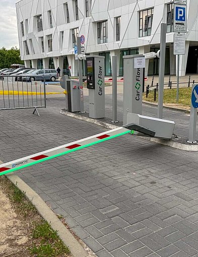 Incydent przy ratuszu. Szalony kierowca wyrwał szlaban