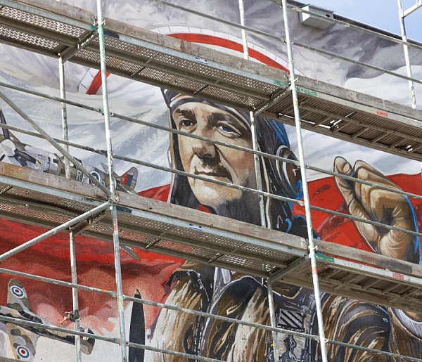 Nowy mural na Ursynowie. Upamiętnia asa lotnictwa z dywizjonu 303!-36833