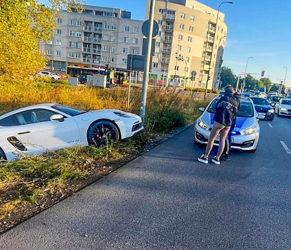 Porsche w rowie na Ursynowie. Kierowca chciał popisać się przed pasażerką-36866