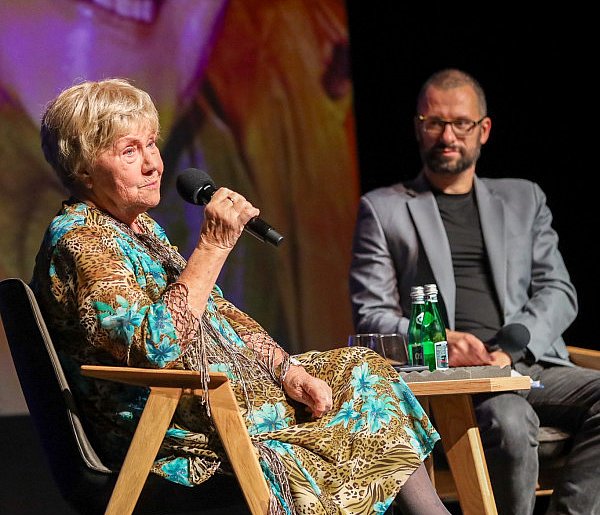 "Rzuciłam to rzępolenie". Aktorka Teresa Lipowska spotkała się z sąsiadami!-37248