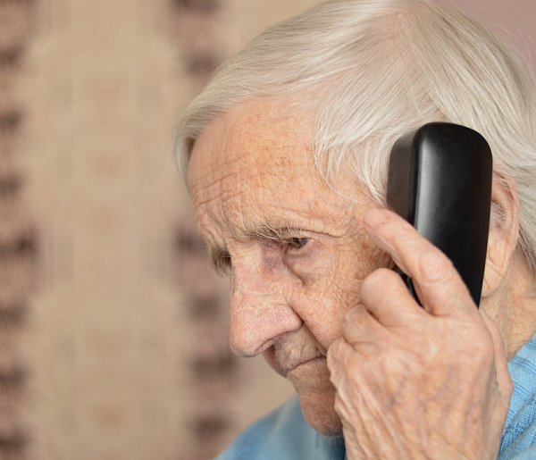 Oszuści dzwonią do seniorów na Ursynowie. Mają stare książki telefoniczne-37493