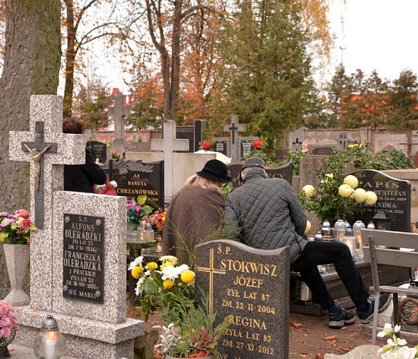 Savoir-vivre na 1 listopada. Jak się zachować podczas wizyty na cmentarzu?-37589