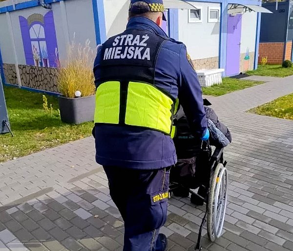 Siedział na wózku, przemoczony i wyziębiony. Dramatyczna interwencja!-37595