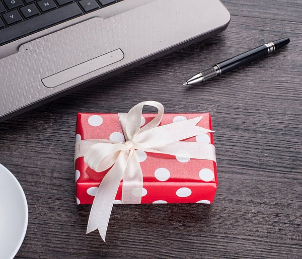 Świąteczna paczka może stać się problemem. Skarbówka patrzy z ukrycia-38120