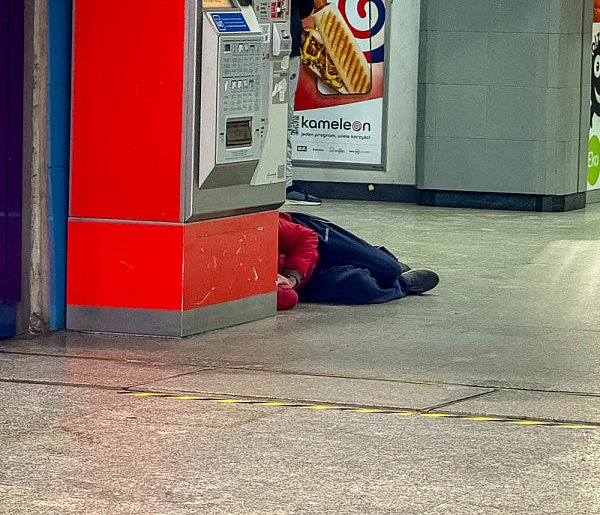 "GW": Bezdomny zaatakował pasażera na stacji Kabaty-38469