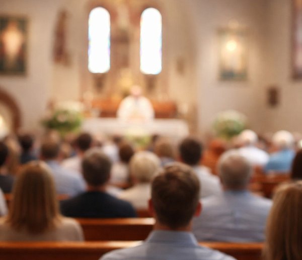 Ilu Polaków naprawdę chodzi do kościoła? Jedna statystyka szokuje-38575