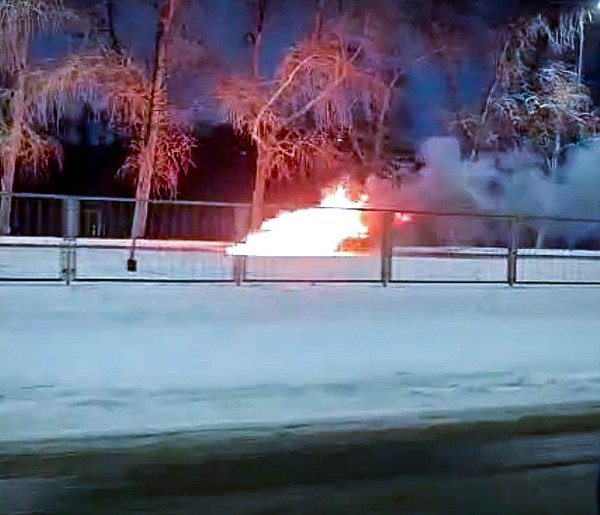 Płonął samochód na wysokości Ursynowa. Dwa pasy były zablokowane-38860