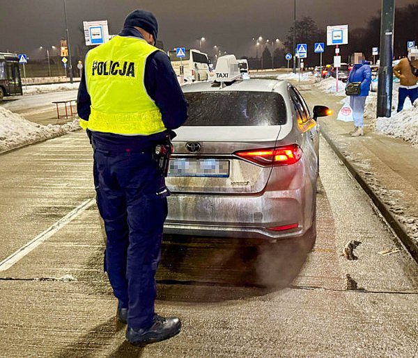 Przykleił zderzak torebką foliową, inny jechał po pijaku bez prawa jazdy-39205