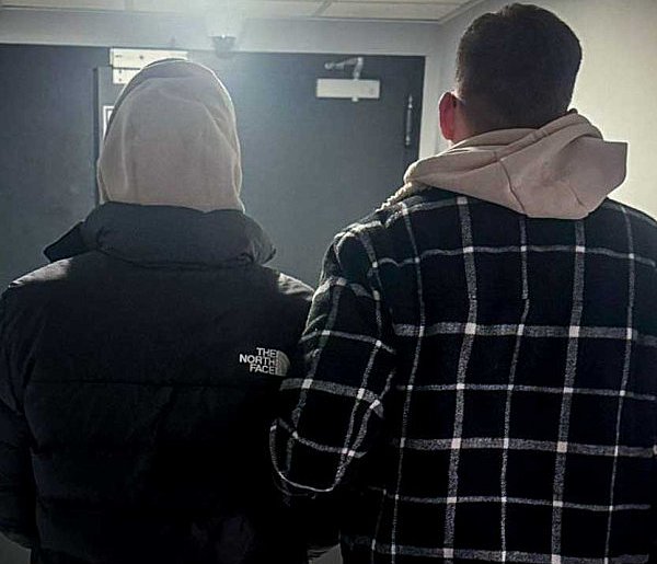 Nerwowy gość hotelowy wpadł z lufką w dłoni. W pokoju ukrywał marihuanę i mefedron