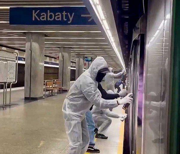 Wandale zatrzymali pociąg metra! W minutę zamalowali skład na Stokłosach