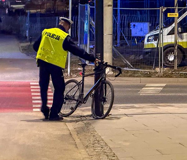 Wypadek na Płaskowickiej. Rowerzysta w szpitalu po zderzeniu z oplem