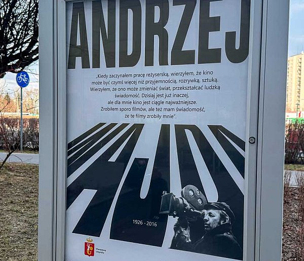 Rok Andrzeja Wajdy na Ursynowie. Plenerowa ekspozycja i darmowe seanse