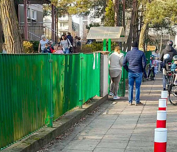 Alarmy bombowe na Ursynowie. Ewakuacja szkół i przedszkoli