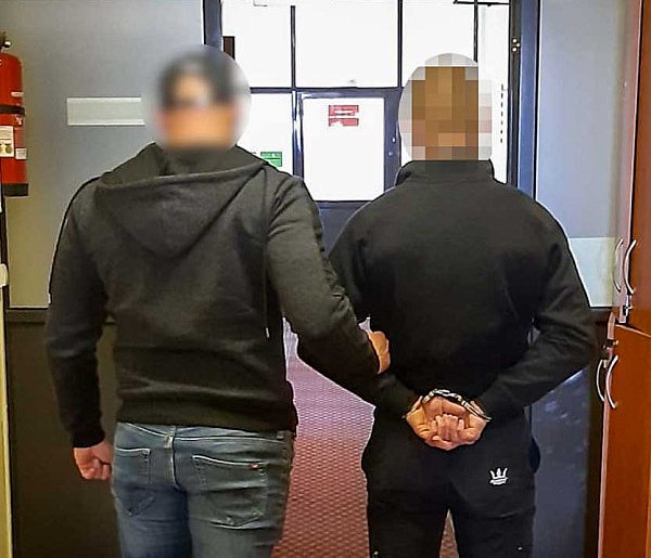 Cios w twarz i kradzież telefonu za 8 tys. zł. Brutalny rozbój w Al. KEN