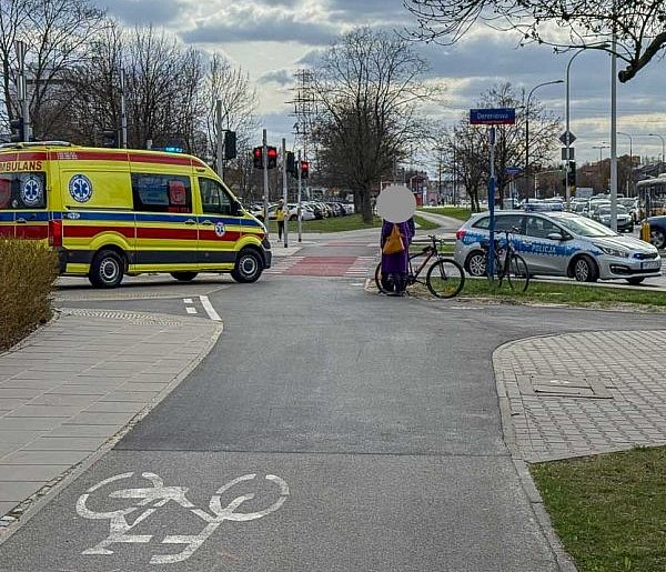 Dostawczak potrącił rowerzystę na Ursynowie. Cyklista miał zielone