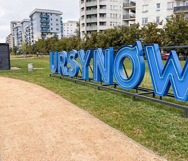 Kultowy neon "Ursynów" powróci. Dzielnica szykuje replikę
