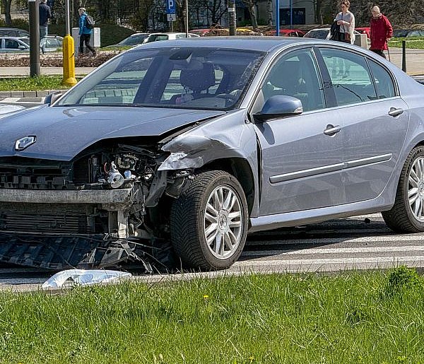 Wypadek na Pileckiego. Mitsubishi wjechało na czerwonym
