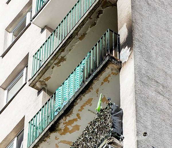 Pożar w wieżowcu na Ursynowie. Płonęły rzeczy na balkonie